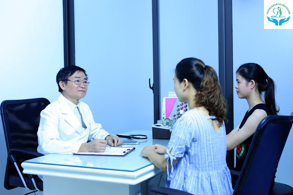 Bác sĩ chuyên khoa I - Nguyễn Tòng Xuân thăm khám khách hàng