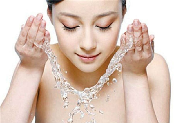 Rửa mặt và thoa kem dưỡng ẩm trước khi trang điểm