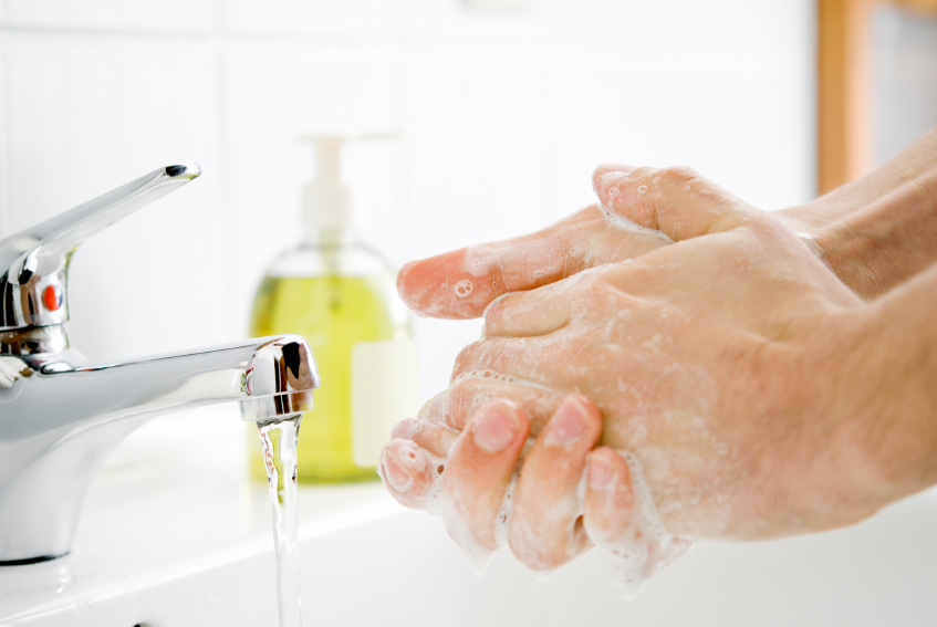 Rửa tay trước khi rửa mặt 