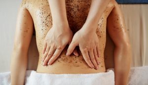 Làm sạch và tẩy da chết là yếu tố quan trọng giúp bạn thúc đẩy nhanh quá trình điều trị mụn lưng 