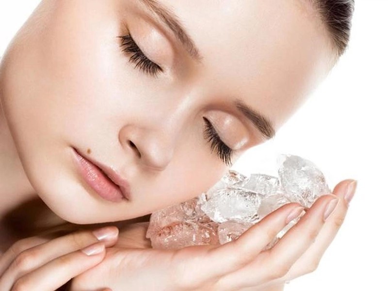 Chườm đá lạnh là cách trị mụn hiệu quả được áp dụng cho làn da bị mụn mủ, sưng viêm